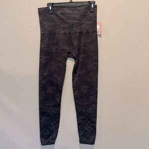 Spanx Black Camo 2X Leggings‎